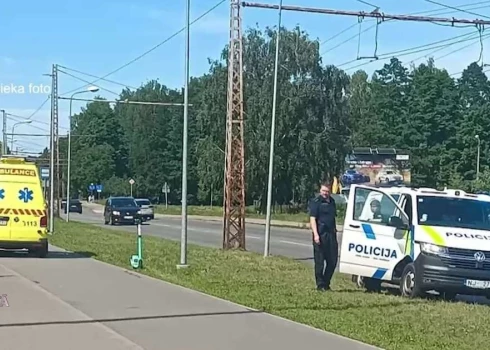 В Зиепниеккалнсе водитель электросамоката на высокой скорости сбил пешехода. Но кто виноват?