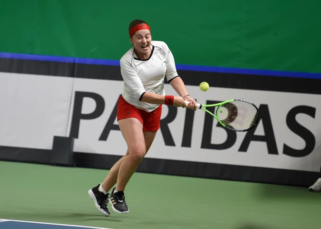 Ostapenko ar Kičenoku izcīna vietu Īstbornas "WTA 500" sērijas turnīra pusfinālā