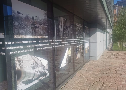 Plēsa nost ukraiņu karavīru bildes – Okupācijas muzejs piedzīvo kārtējo uzbrukumu