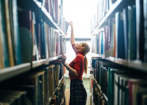 "Par Račko vieni priecājās, citi spļaudījās" - Ainažu bibliotekāres par to, ko lasītāji prasa bibliotekāriem