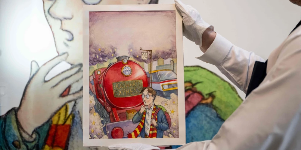 Mākslas darbinieks tur Tomasa Teilora oriģinālo vāka apdari Dž. K. Roulingas grāmatai "Harijs Poters un Filozofu akmens".