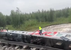 Предположительно, сход вагонов произошел из-за подмыва путей после сильных дождей.