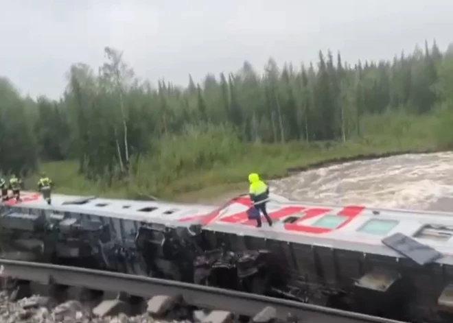 ВИДЕО: в России сошел с рельсов и перевернулся поезд - 2 человека погибли,16-летняя школьница пропала