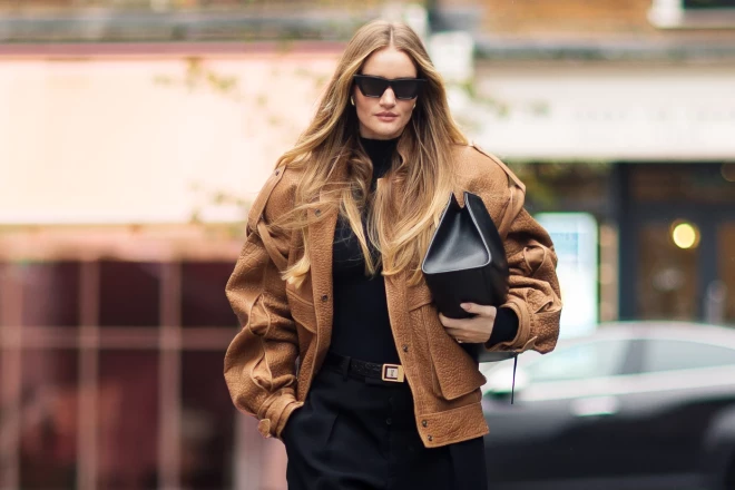 Britu modele un aktrise Rozija Hantingtona-Vitlija “Phoebe Philo” tērpā, 2023. gads.