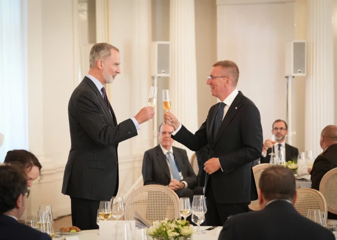 Kas tika celts galdā Spānijas karalim Felipem VI vizītē Rīgā?