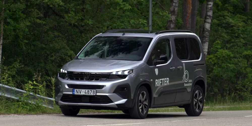 Papildus panorāmas stikla jumtam "Peugeot Rifter" ir īpašs caurspīdīgs elements visa salonā garumā, kā arī atlokāma sīklietu kaste virs bagāžnieka.