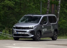 Auto ziņas: izmēģinājuma brauciens ar jauno "Peugeot Rifter", kas aprīkots ar Latvijā resti sastopamu "ekstru"