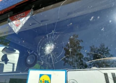ФОТО: хулиганы подвесили веревку с тяжелым болтом над трассой в Саулкрасты - пострадали несколько машин