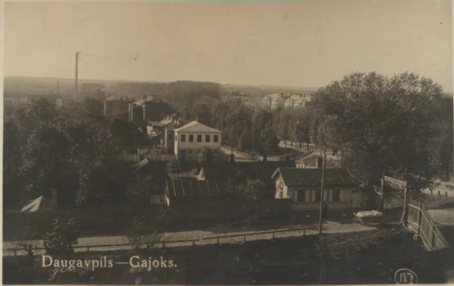 Pagājušā gadsimta divdesmitajos gados uzņemta Daugavpils Gajoka rajona fotogrāfija (Daugavpils Novadpētniecības un mākslas muzejs to iegādājies par 15 eiro).