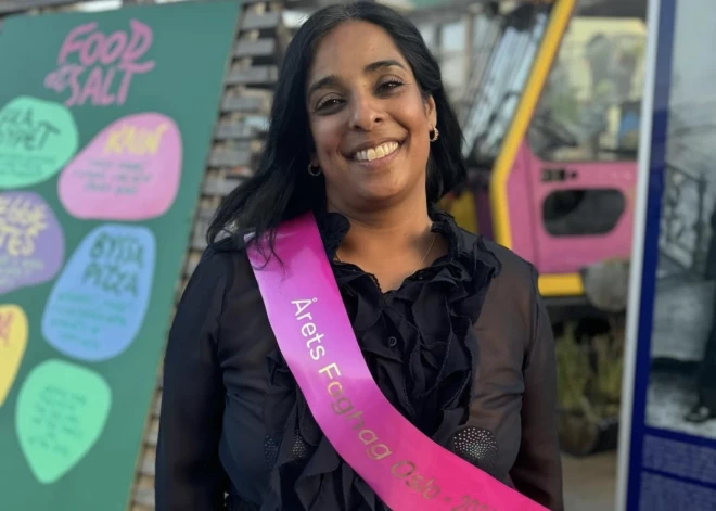 Norvēģu ministre uz skatuves atkailina krūtis