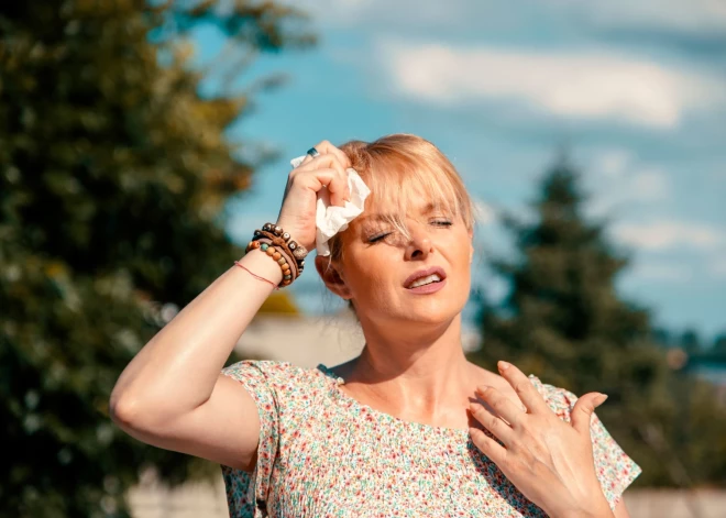 Mediķu ieteikumi, kā sniegt palīdzību pārkaršanas gadījumā