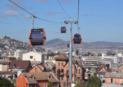 Gluži kā Siguldā: Madagaskarā atklāj gaisa tramvaju
