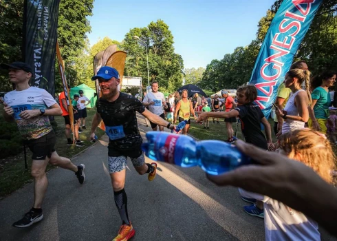 FOTO: tūkstotis skrējēju svelmē bauda Dzegužkalna reljefotās takas