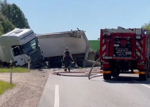 Glābēji notikuma vietā, kur notika traģiskais negadījums.