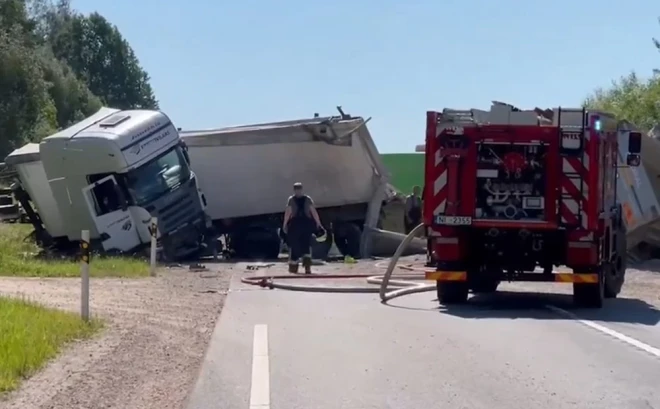 Glābēji notikuma vietā, kur notika traģiskais negadījums.