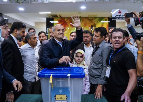 Irānas prezidenta vēlēšanu sākotnējie rezultāti: sīva cīņa starp reformistu Pezeškiānu un konservatīvo Džalili