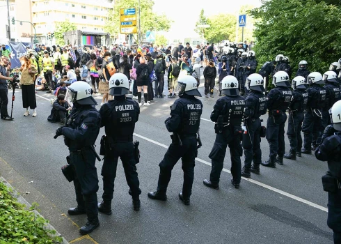 Policija sargā ieeju Esenes Grugahallē, kur notiks AfD partijas kongress.