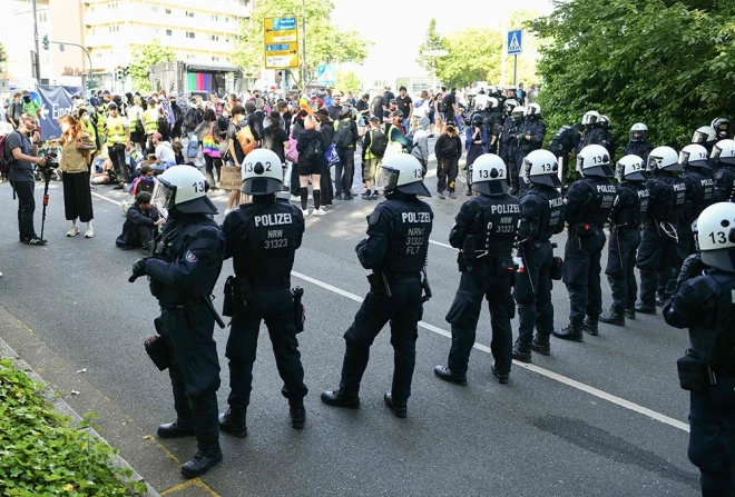 Policija sargā ieeju Esenes Grugahallē, kur notiks AfD partijas kongress.