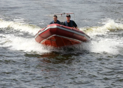 Перевернутая лодка, сломавшийся мотор: спасатели помогают отдыхающим на воде даже ночью