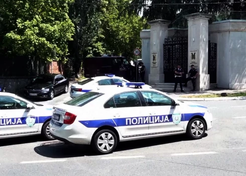 Belgradā pie Izraēlas vēstniecības ar arbaletu kaklā sašauj policistu; uzbrucējs tiek likvidēts