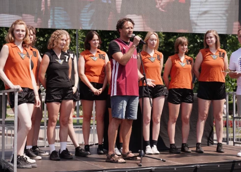 Režisors Dzintars Dreibergs uzrunā sanākušos basketbola draugus.