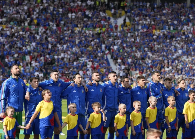 Bērni no Latvijas Eiropas futbola čempionāta astotdaļfinālā Berlīnes futbola arēnā laukumā ieveduši pašreizējos Eiropas čempionus Itālijas futbolistus. 