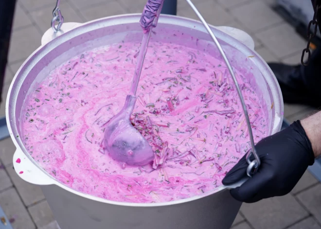 Мероприятие является частью "холодных суповых войн" Латвии и Литвы в социальных сетях за право собственности на этот рецепт.