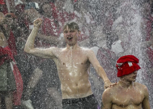 FOTO: pērkona negaiss, lietusgāzes un pamatīga krusa aptur Eiropas čempionāta astotdaļfināla spēli