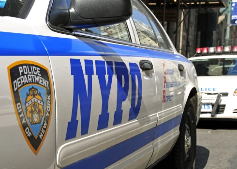Ņujorkā policists nošauj 13 gadus vecu pusaudzi, kurš draudējis ar šaujamieroča repliku
