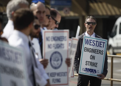 Lidmašīnu apkopes darbinieki uzsākuši streiku. Kanādas "WestJet" atceļ 400 reisu
