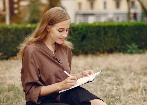 Lai saņemtu uzturlīdzekļus, ārzemēs studējošiem jauniešiem katru gadu būs jāapliecina studiju turpināšana
