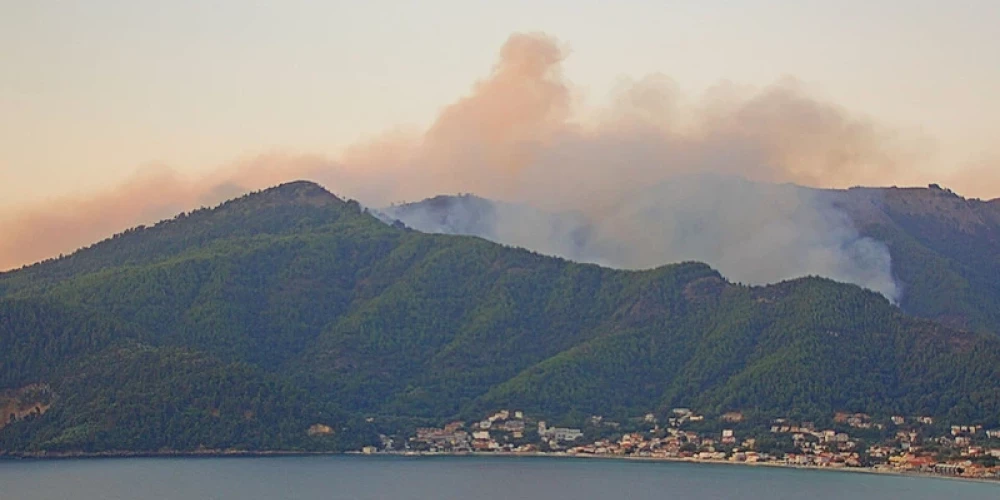 Grieķijā plosās desmitiem mežu ugunsgrēku; premjerministrs aicina sagatavoties grūtiem laikiem