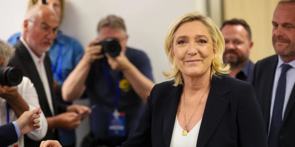 "Mēs iegūsim vairākumu!" Francijā parlamenta vēlēšanu pirmajā kārtā Lepēna pārliecināta par labējo uzvaru