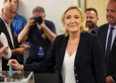"Mēs iegūsim vairākumu!" Francijā parlamenta vēlēšanu pirmajā kārtā Lepēna pārliecināta par labējo uzvaru