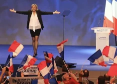 Francijā pirmajā parlamenta vēlēšanu kārtā uzvarējuši galēji labējie