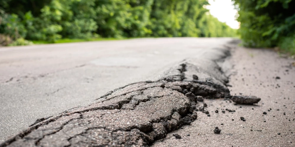 Karstuma dēļ deformējies asfalta segums Daugavpilī