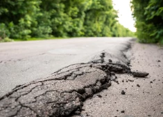 Karstuma dēļ deformējies asfalta segums Daugavpilī