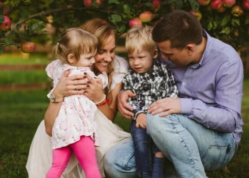 Miķelis aug mīlošā ģimenē, kurā ikdienā par viņu rūpējas mamma. Tētis ir galvenais ģimenes apgādnieks un rūpējas, lai ģimene varētu dzīvot skaistā mājā ar dārzu, kurā vasarās Miķelis siltās dienas pavada, dzīvojoties terasē un peldoties baseinā.