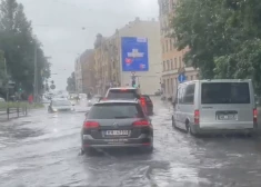 VIDEO: Rīgā plosās negaiss - Lāčplēša iela kļuvusi par upi