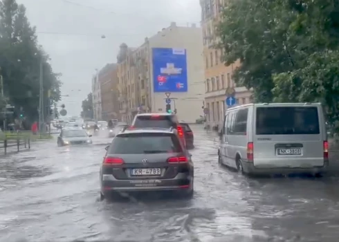 VIDEO: Rīgā plosās negaiss - Lāčplēša iela kļuvusi par upi