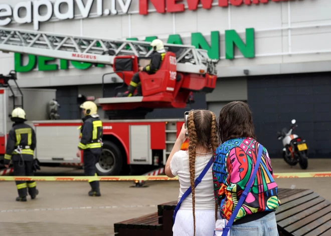 Nokrītot piekaramajiem griestiem, evakuēts tirdzniecības centrs "Akropole Alfa".