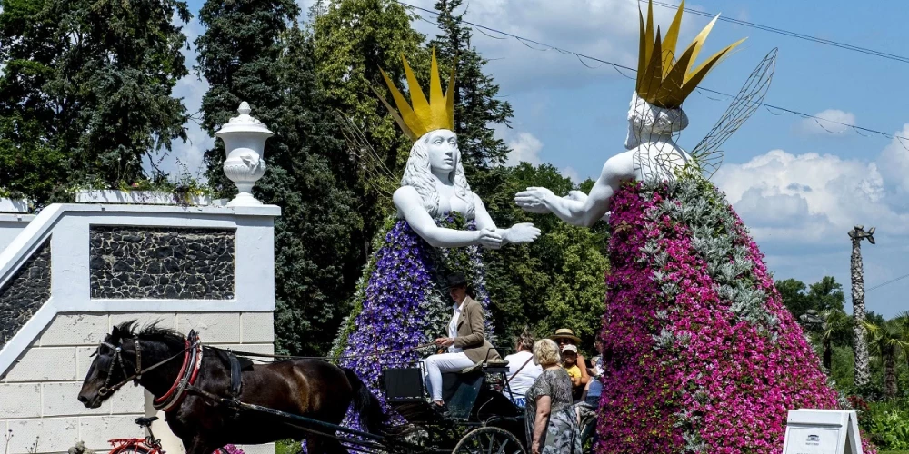 В Пакруойской усадьбе начался фестиваль цветов, искусства и любви