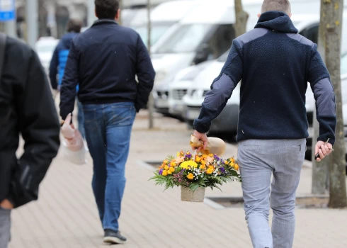 Latvijā pašnāvību dēļ vīriešu mirstība ir vismaz 5 reizes lielāka nekā sievietēm. Kas būtu darāms, lai šo tendenci mazinātu?