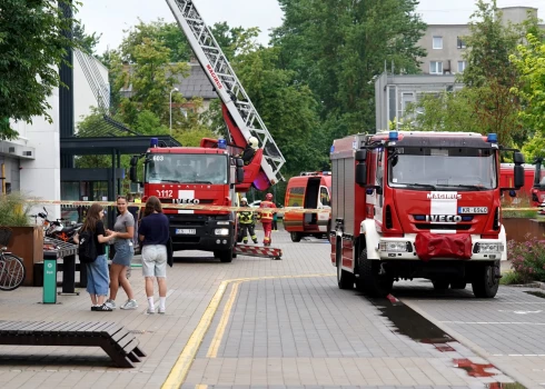 Nokrītot piekaramajiem griestiem, evakuēts tirdzniecības centrs "Akropole Alfa".