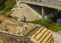 Fotoreportāža: no Salas līdz Jēkabpilij būvē gājēju un velobraucēju infrastruktūru, kā arī atjauno vēsturisko tiltu pār Pelītes upi