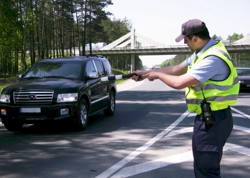 Министр хочет увеличить штраф за превышение скорости и винит в этом латвийских водителей