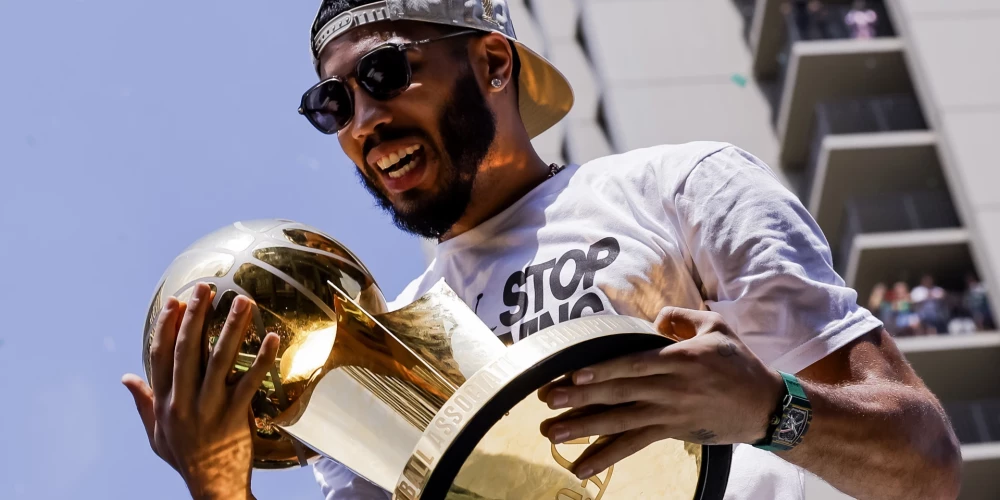 Džeisons Teitums ar NBA čempiona kausu.