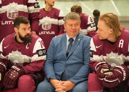 Latvijas hokeja izlases kapteinis Kaspars Daugaviņš (no kreisās) aizvadītā pasaules čempionāta fotosesijā kopā ar Hokeja federācijas prezidentu Aigaru Kalvīti un komandas biedru Rodrigo Ābolu.