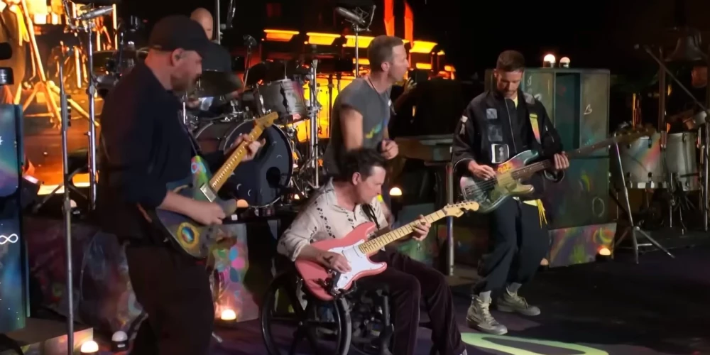 Страдающий от болезни Паркинсона актер сыграл на гитаре на концерте группы Coldplay