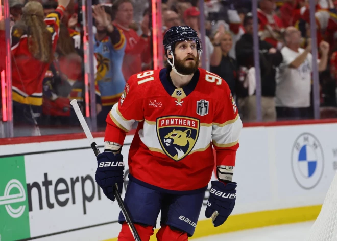 Stenlija kausa ieguvēju Floridas "Panthers" pamet divi no vadošajiem aizsargiem